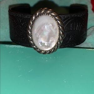 Mother pearl/ leather bracelet
